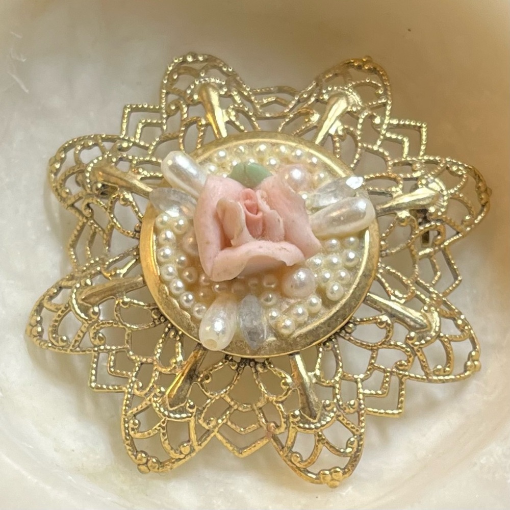 Beautiful Vintage Goldtone  Filagree Brooch Pin Small Pink Porcelain Rose Center